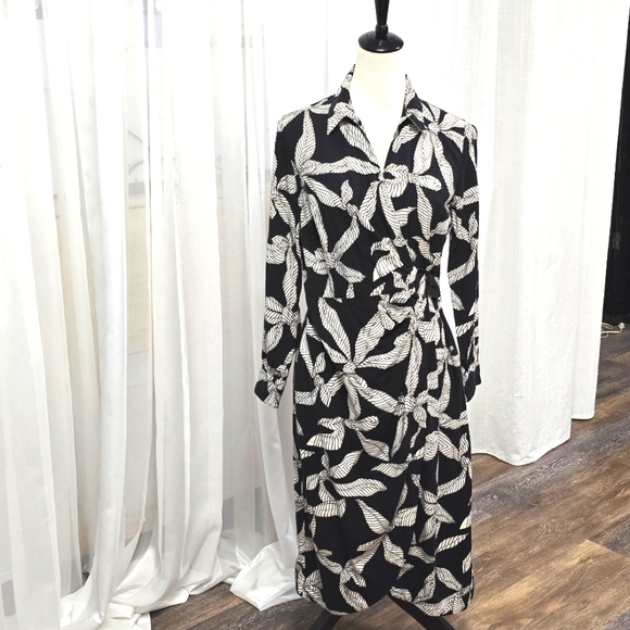 LOFT Dresses & Skirts - Loft Floral Print Faux Wrap Dress Size 6P‎ Business Professional Wedding Guest